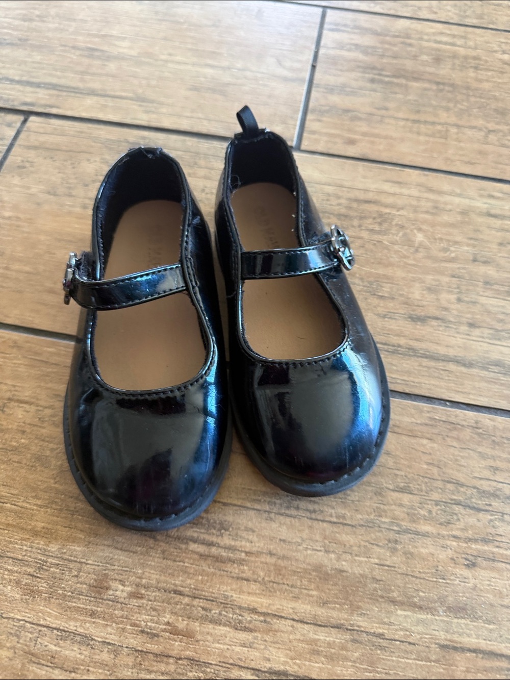 Old Navy Black size 6 Patent Mary Jane Dress Shoes for Girls